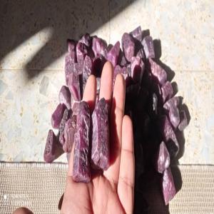  Rubis Brute, Non Chauffé - pierre roche nous disposons du rubis brute non chauff&eacute; sortie directement de nos carri&egrave;res bonne taille et &agrave; tr&egrave;s bon prix le rubis est une des quatres pierres pr&eacute;cieuses avec le saphir l'&eacute;meraude et le diamant. ce min&eacute;ral fait parti des corindons compos&eacu