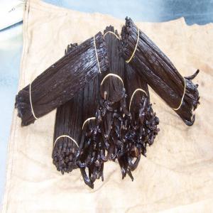  vanille planifolia  et costarica - épices aromates bonjour gousses de vainilla planifolia bio  aucun produit chimique vanille cultive sous-bois naturel  vanille  vraiment de très belle qualité et surtout récolté au tout dernier moment pour une qualité extra  si vous etes interesse  je reste  votre dispositions pour