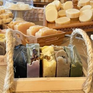  Savonneries Naturelles Aux Huiles Végétales - huiles fabrication de savon surgras solide aux huiles végétales - argan,  b. karité,  calendula,  b. cacao,  curcuma,  macadamia,  chanvre,  amande douce,  et amères,  lait de chèvre,  lait d'amande douce,  lait d'avoine,  et d'autre. 