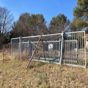  Portail Indusriel - transport transit logistique portails disponibles 1 de12m de long x 2m de haut         2 de10m de long x1.80 de haut. auto port&eacute; pas besoin de rail guide.