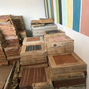  Carreaux Fin De Serie D'origine Espagnole - autres  nous vous proposons un lot de carreaux en ceramques de haute qualit&eacute; fin de serie soit 2500m2 avec diverses dimensions du type porcelaines et gr&eacute;s pour sols et murs de maisons salons douches terrasses salle a mang&eacute; etc le lot se vend pour un prix global