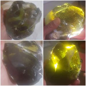  Pierre Vendre - pierre roche a vendre une belle pierre qui pèse presque 2.5 kg et de dimension 14 cm / 13 cm / 8 cm . la pierre se trouve en tunisie .--je cherche les clients serieux . merci . les photos avec et sans lumiere 
