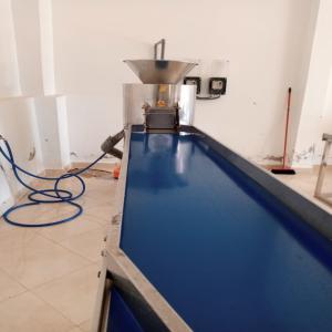  Unite De Production Frite Fraiche - matériels machines  je vous propose a vente une unit&eacute; de production de frite fraiche cette ligne se compose d une &eacute;plucheuse grande capacit&eacute; d un convoyeur d inspection d un convoyeur de levage d un coupe frite  d une trieuse calibreuse d une chambre froide d une machine sous vi