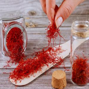  Safran Pur De Taliouine - épices aromates le safran bio du maroc venant de taliouine est très certainement un des meilleurs safran au monde. en plus d'etre l'épice la plus chère au monde.il est parmi les épices les plus célèbres ou renommées,  considéré comme une plante mé