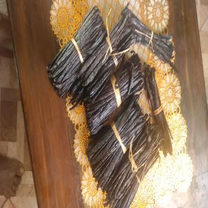  Gousses De Vanille D'antalaha - autres nous avons tous types de vanille,  noir et rouge avec un prix pas chèr.vanille peut stocké, remplie des graines...,  nous avons aussi huile essentielle pure de vanille.
