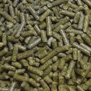 Luzerne en granulé  - aliments pour animaux description produit---les granulés de luzerne déshydratés sont utilisés en alimentation animale,  en complément ou remplacement d’un fourrage. ils servent souvent de source de protéines alternative aux tourteaux et diversifient les ingrédients de la ra
