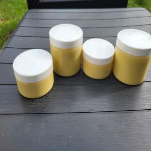 Beurre de karité - hygiene entretien  nourrissez votre peau en profondeur avec notre beurre de karité de première qualité,  extrait avec soin des noix de karité africaines. son pouvoir réparateur apaise les peaux sèches et irritées,  tout en diminuant l'élasticité pour une ap
