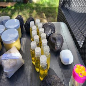  Huile De Moringa - matières grasses  extrait des graines de l'arbre de moringa,  cette huile regorge de nutriments essentiels tels que les acides gras,  les antioxydants et les vitamines. elle p&eacute;n&egrave;tre rapidement dans la peau,  l'hydrate en profondeur et la rend douce et revitalis&eacute;e.--l'huile de moringa poss&egrave;de