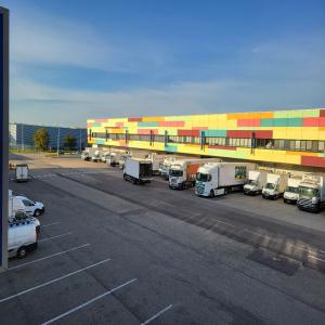  Vente De Fond De Commerce Au Marche De Gros Lyon - fruits et légumes fond de commerce exclusif opportunit&eacute; unique au c&oelig;ur meme du marche de gros lyon corbas. surface total de 600m2 compos&eacute; de 100m2 de bureaux 100m2 de chambre froide positive. 2 quai niveleur de chargement et d&eacute;chargement arri&egrave;re et quai avant. emplac