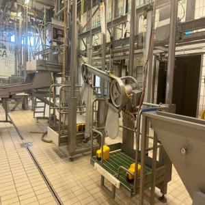  Chaine D’abattage De Bovin D’occasion - matériels machines nous avons à vendre une belle chaîne d’abattage de bovin 30/h d’occasion toute en inox inoxydable compris---- la ligne d’abattage --- 4 chambres de froid avec ses panneaux --- le système de froid --- un container 20 pied frigo -20--- compresseur --- et bien d'autres choses--