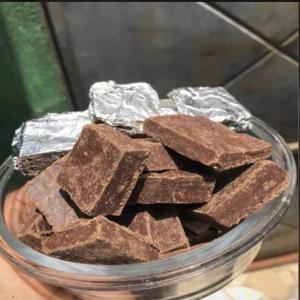  Chocolat Noir Brut - produits sucrés nous sommes une petite entreprise en ligne qui fournissons du chocolat noir brut en gros et en d&eacute;tail &agrave; des prix int&eacute;ressant d&eacute;tail la bo&icirc;te de 10 a 500f et en gros 100 carreaux &agrave; 3000f veuillez nous contacter pour plus d’info 
