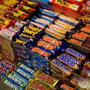  Ferrero, Snickers, Kit Kat, Bounty, Nutella - produits sucrés snickers 50g chocolate bar - 40 pcs in carton--snickers 49g hazelnut bar - 32 pcs in carton--bounty 57g chocolate bar - 24 pcs in carton--kinder 23, 5g country bar - 40 pcs in carton--kinder 43g bueno bar - 30 pcs in carton--kit kat 42g chunky peanut butter chocolate bar - 36 pcs in carton--kit kat 4