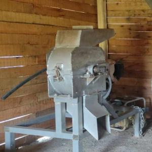  Broyeur Vendre Madagascar - matériels machines nous mettons en vente un broyeur type à marteaux (16) -----> capacité - 150kg/h--> en inox,  bâti en profilé fer noir--> moteur diesel 10cv,  démarrage manuel--