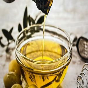  Huile D'olive En Grosse Quantité - huiles plongez dans une expérience gustative exceptionnelle avec notre huile d'olive tunisienne,  une véritable invitation aux saveurs ensoleillées et à la tradition millénaire. nous vous transportons directement des oliveraies pittoresques de tunisie à votre table.