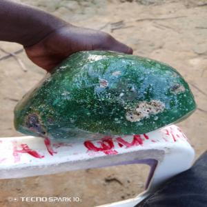  Recherche Un Client De Tourmaline Verte - pierre roche je dispose d'une pierre de tourmaline verte que je voudrai vendre auprès de clients en véritable besoin. pour les connaisseurs,  ce serait une occasion très favorable car le prix sera négociable au gré à gré.