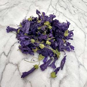  Mauves Fleurs Entière Bio - matiere vegetale notre mauve bleue est récoltée par les paysans-cueilleurs de la coopérative avec qui nous travaillons pour nos fleurs séchées. la coopérative se situe dans le nord-est du pays proche de la ville de mashad. au mois d’avril,  c'est le début de la cueille