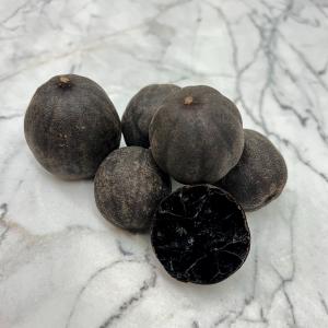  Citron Noir Loomi - épices aromates le citron noir est un condiment incontournable de la cuisine perse. ce n’est pas réellement un citron mais une autre variété d’agrume appelée lime d’où son nom perse loomi.----sur l’arbre,  il se présente sous la forme d’un petit citron vert qui est cueilli. ensuite