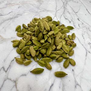  Cardamome Verte - épices aromates lorsque que le fruit a atteint sa maturit&eacute;,  le producteur les r&eacute;colte &agrave; la main. les cosses sont ensuite s&eacute;ch&eacute;es &agrave; l ombre afin de garder leur couleur et toute leur fra&icirc;cheur.--notre cardamome verte est cultiv&eacute;e dans l'ouest du pays. le petit pr