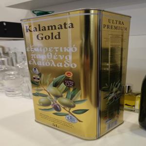  Huile D'olive Vierge Extra Premium - huiles  je dispose d'un lot d'huile d'olive vierge extra kalamata origine gr&egrave;ce en tin de 5 litres quantit&eacute; disponible 10 palettes (possibilit&eacute; d'avoir un camion complet selon demande) 39 cartons/ palette 4 tin par carton 156 tin m&eacute;tallique par palettes prix 