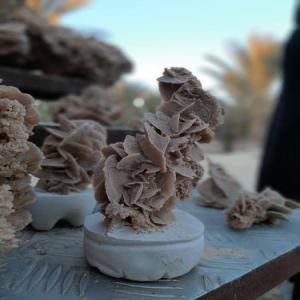  Rose Du Sable - pierre roche nous disposons de pierres naturelles de diff&eacute;rentes formes et tailles form&eacute;es dans les sables de notre vaste d&eacute;sert au fil des &acirc;ges et des temps. ce sont les plus belles antiquit&eacute;s des palais et des villas luxueuses. vous aurez l'impression que votre espace de vie