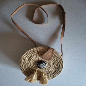  Arts En Raphia De Madagascar - autres nous sommes une entreprise en création artisanale de produits crochetés en raphia de madagascar.nous sommes déjà engagés en tant que sous-traitants dans des grandes entreprises à madagascar.nous avons également un nif/stat pour les activités qu