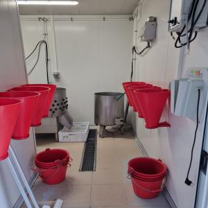  Abattoir De Volailles - Industrie exploitation abattoir tout &eacute;quip&eacute; et d&eacute;pla&ccedil;able par convoi.--surface de 24 m2 environ (8x3m)--tr&egrave;s bon &eacute;tat,  fonctionnel,  tout &eacute;quip&eacute;,  pret &agrave; l'emploi,  aucun frais &agrave; pr&eacute;voir.--prix de vente 50 000  