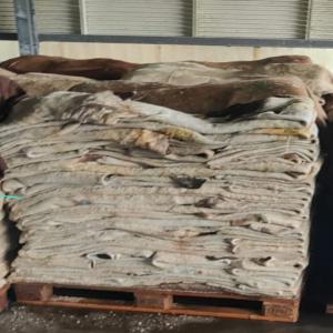  Cuir De Vache Peaux De Bœuf Peau De Bovins - animaux vivants bonjour ,  je recherche un fournisseur ,  un abattoir ,  qui vent en gros de cuire (peau de bœuf sallé ) peau bovins . sur la france      .