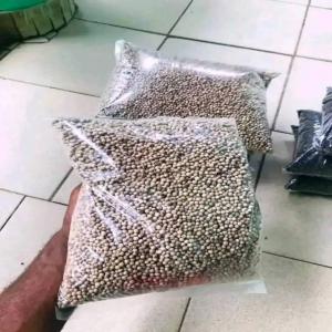  Épices Du Cameroun - épices aromates -poivres(noir,  blanc, rouge, vert) de pendja et de kampo---cannelle---gingembre---pèpè---rondelles---quatre côté---