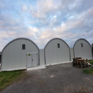  Tunnels De Culture De Champignon - matériels machines description - --vente de trois tunnels de culture,  chaque tunnel contient des &eacute;tag&egrave;res pour les sacs de substrat,  ainsi qu'un syst&egrave;me d'humidification,  de mesure de la qualit&eacute; d'air,  de climatisation,  deux ventilateurs et d'&eacute;clairages.--les trois tunnels sont inter