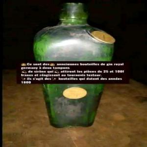  Bouteille De Gin - boisson alcoolisée bouteille de gin ancienne aimanté qui date de 1850  recherche une bouteille disponible actuellement appeler ou écrivez  pour plus d'informations fourchette de prix entre<<1a100milles>>