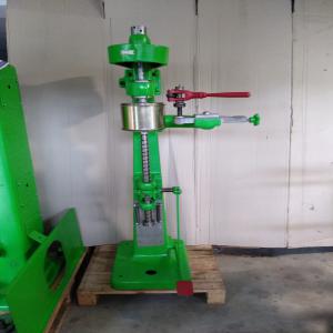  Sertisseuse Lanzi Mod. E2/ce - matériels machines pour boites avec diametre 50/214 mm et h. 20/260 mm. moteur 380/50 v. avec bras &agrave; 2 mollettes boite roulante tr&egrave;s simple. install&eacute;e sur un support inox avec 4 roues. outillage sur demande. rendement environ 2/300 fermetures selon ouvrier. machine d'occasion comme neuve