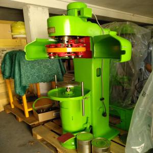  Lanico Rapid - matériels machines sertisseuse semiautomatique pour boite fixe avec diametre de 56 jusqu'&agrave; 240 mm,  hauteur 20/330 mm.--rendement- environ 800 fermetures/heure selon ouvrier.--en actionant le pedal,  la boite est ferm&eacute;e,  sertiss&eacute;e et puis liber&eacute;e de nouveau automatiquement.--machine d'occasio