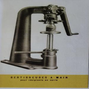  Sertisseuse Manuelle - matériels machines sertisseuse pour fermer les boites ou les recipients en verre avec bande de fer blanc.--rotation avant-arrière de 2 molettes par un levier.--outillage de diametre 99 mm