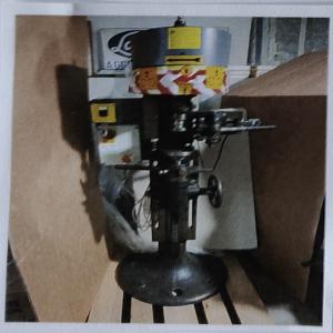  Sertisseuse Modele Kneusel Occasion - matériels machines avec bras manuel pour 2 molettes.--pour diametre 56/230 mm et h. 20/500 mm.--mpteur v 380/50--boite roulante. change hauteur avec levrier &agrave; baionette,  tr&egrave;s simple.--vielle sertisseuse &agrave; utiliser aussi pour l'exposition.