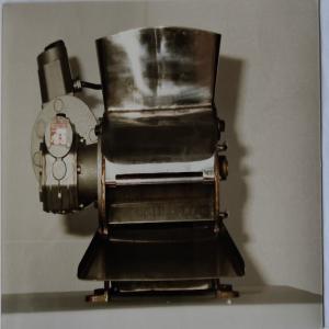  Coupeuse Lanzi Modele Tpf-1 - matériels machines coupeuse pour table. avec 44 couteaux de 90 mm de diametre,  distants les uns les autres 4 mm (ou moultiple- 8 - 12 - 16 etc).--pour champignons,  salades,  poivrons,  viande,  poisson.--avec outil en bois pour presser le produit en securit&eacute; dan la tremie d'ouverture de mm 250 x 200.--moteur monop