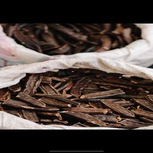  Caroubier - fruits secs et graines grillées le caroubier,  ou  carob  en anglais,  est le fruit du caroubier. il est riche en fibres et en antioxydants,  et peut etre utilisé comme substitut du chocolat en raison de sa saveur douce. il est également bénéfique pour la digestion et peut aider à réduire le 
