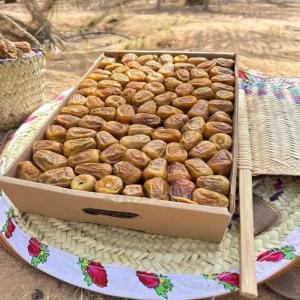  Dattes Bio Sukkari Ajwa, Arabie Saoudite - fruits secs et graines grillées d&eacute;couvrez une vari&eacute;t&eacute; unique de dattes bio cultiv&eacute;es avec soin dans une ferme familiale en arabie saoudite où l'h&eacute;ritage et la passion se transmettent de g&eacute;n&eacute;ration en g&eacute;n&eacute;ration. nos dattes sont issues d'une agriculture respectueuse