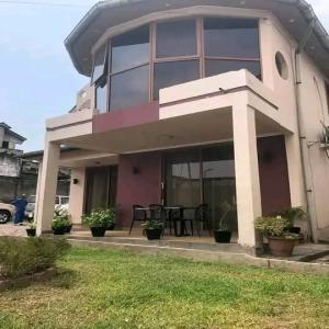  Villa Située Kinshasa Au Quartier Delvaux - mine terrain concession belle villa de 4 chambres plus annexe.  située à kinshasa,  en face du quartier météo en république démocratique du congo.  prix - 270.000 usd $ 
