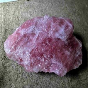  Quartz Rose Brute Bloc Plus De 2kg - pierre roche nous proposons du quartz rose naturel extrait à madagascar,  avec une autorisation légale validée par l'état. disponible en grandes quantités,  nous sommes à la recherche de clients sérieux souhaitant établir un partenariat à long terme so