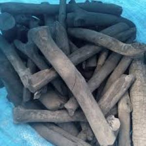  Charbons De Bois Ayin - bois charbon fibre bonjour,  nous sommes une société capable de vous fournir et livrer sur votre destination des charbons de bois,  provenant de l'essence d'acacia,  bien dur,  sans poussière,  avec une longueur de 8cm et à un prix compétitif. notre capacité est d'environ 500 tonne