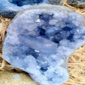  Celestine De Madagascar - pierre roche pierre celestine 1300kg dispo à madagascar --prix  35000ar le kg --prix ex work.--on peut faire exporter --contacter moi rapideme t si vous voulez.