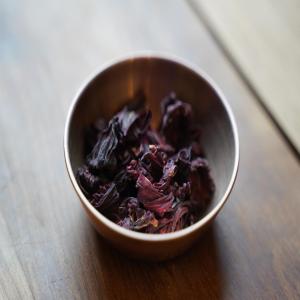  Hibiscus Rouge Vimto Nettoyé Tamisé - matières grasses propose un hibiscus rouge de variété vimto,  directement issu de notre filière sénégalaise.--  fleurs entières   qualité premium--  nettoyé et doublement tamisé--  taux d humidité contrôlé <12 %--  conditionné e