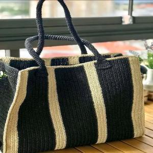  Sac En Raphia Crocheté - autres nous sommes fournisseurs et exportateur des sac et chapeaux en crochet de madagascar,  tout fait mains et artisanaux.--nos qualityés sont meilleures avec un petit prix et frais maritime offert pour +5000piecew de commande.--prix 20euro cfr maritime --si interessés veuillez nous contacte
