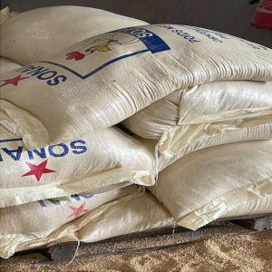  Tourteau De Soja - aliments pour animaux en cette période sèche,  notre société agro alimentaire basée en côte d ivoire et plus précisément à korhogo vous propose des aliments pour la consommation de votre bétail et autres animaux. nous avons entre autre de la bonne qualit
