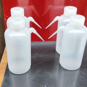  Lot De 5000 Flacons Doseurs Pour Plantes - conditionnement lot de 5000 flacons doseurs pour arrosage de plantes succulentes et autres----contenance 500 ml----conditionnés par sachet de 6 pièces----0.50 cts pièce