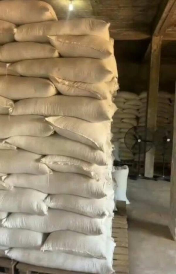  Poivre Noire Dejà En Stock - épices aromates veuillez nous contacter de suite si vous avez besoin d'urgence des poivres noires de hautes densités,  très haute qualité. nous avons 50tonnes dispo de suite à toamasina pretes à etre expédier.--mode de paiement 100% contre marchandise.--prix 38000ar le kg--e