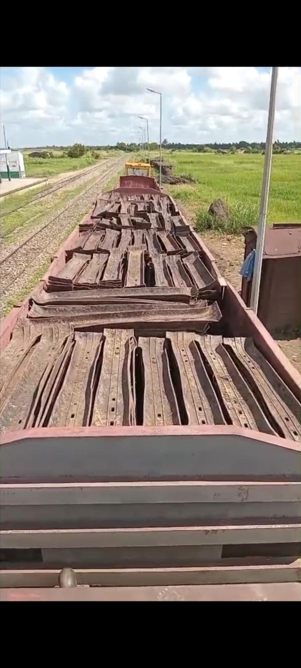  Rails Usagés - métaux nous disposons d'une grosse quantité de rails usagés déjà découpés en 1, 5 m prets à etre livrer --origine -mozambique --prix -310$/tonne --règlement -lc