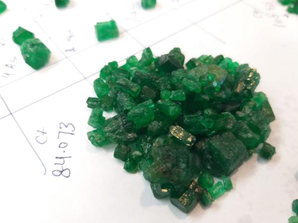  Emeraudes Brute Du Pakistan - pierre roche emeraudes (rubis et tourmaline possible également) disponible direct mine du pakistan.--n'hésitez pas à poser vos questions,  acheteurs sérieux svp,  pas de longues colonnes d'intermédiaires,  ça n'aboutit jamais de toutes façons,  merci.--reste ouvert &a