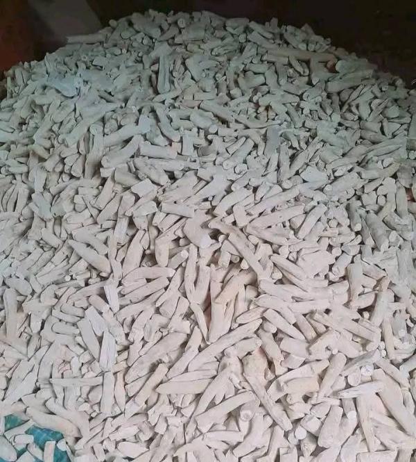  Manioc En Lamelle Ou En Fécule - féculents nous disposons des manioc sechés.---en lamelle- prix 550euro cif,  minimum de commande accepté 100tonnes--- en fécule ou poudre- prix 650euro cif,  minimum de commande  accepté 100tonnes---manioc sechés brute - prix 400euro cif,  minimum de commande accepté 100