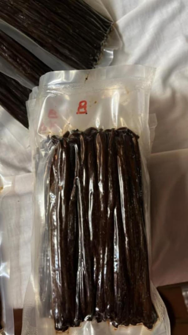 La Recherche Des Clients De Vanille - autres j'ai quelques quantit&eacute; de vanille rouge us fendi 14 mont&eacute; noir 15 16 18 mont&eacute; de meilleur qualit&eacute; . je suis disponible tous les temps et prete pour une collaboration de travail et des &eacute;changes.
